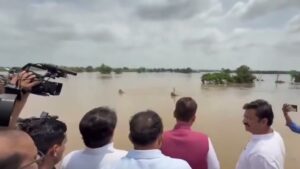 देवेंद्र फडणवीस पूरपरिस्थितीचा घेतला आढावा