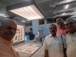 शासकीय मुद्रणालय चर्नीरोड येथे नविन छपाई यंत्राची माहिती देताना व्यवस्थापक