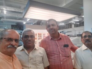 शासकीय मुद्रणालय चर्नीरोड येथे नविन छपाई यंत्राची माहिती देताना व्यवस्थापक