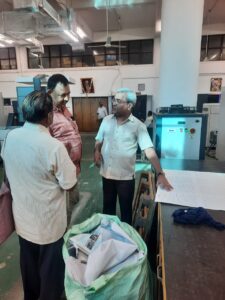 शासकीय मुद्रणालय चर्नीरोड येथे नविन छपाई यंत्राची माहिती देताना व्यवस्थापक